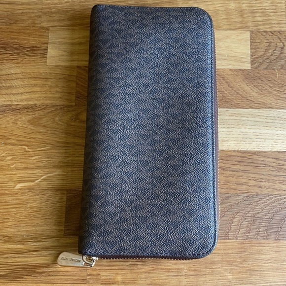 Michael Kors Signature Large Wallet - Picture 3 of 9